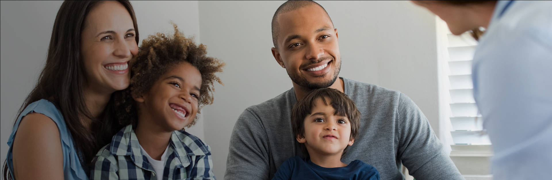 Social work graduate working with a family of four: a mom and dad and their two children.